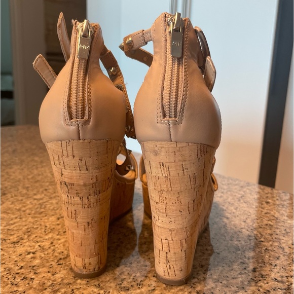 New Marc Fisher “Lorda” Spiked Wedges - Picture 3 of 6